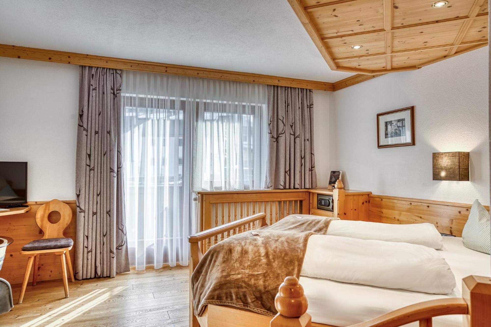 Hotel Alpenstolz Мидерс Номер фото